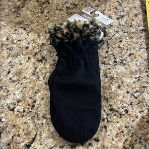 New - Isotoner Women's Black SmartDri Mittens with Faux Fur